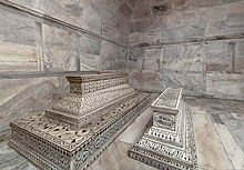 220px-Tombs-in-crypt